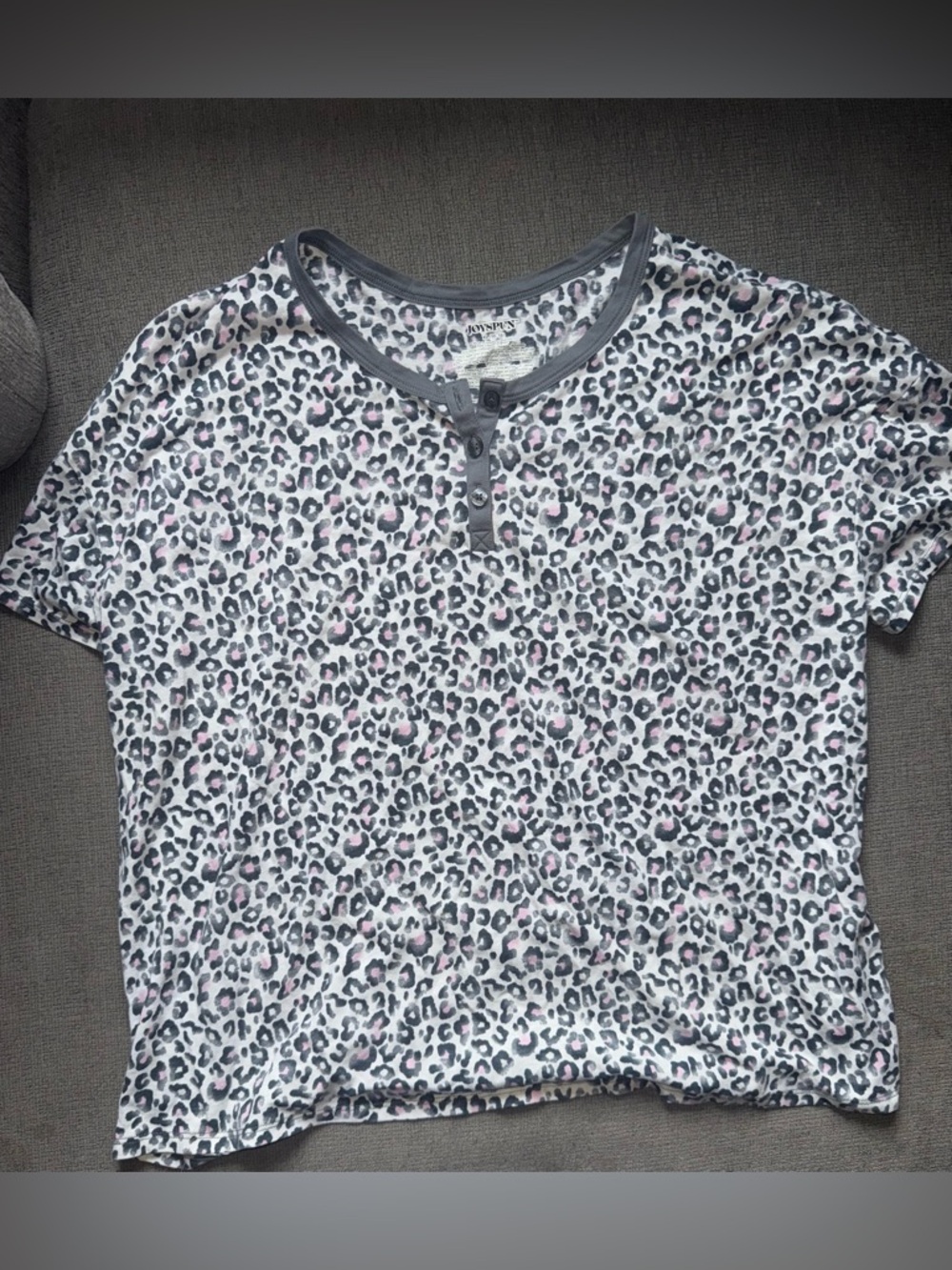 Short-Sleeve Leopard Henley Tee in Grey & Pink
